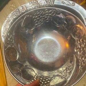 The Wilton Co serving bowl and tray